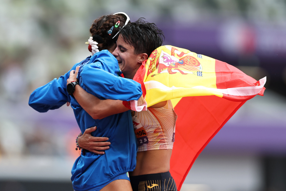 新华社发, 女子