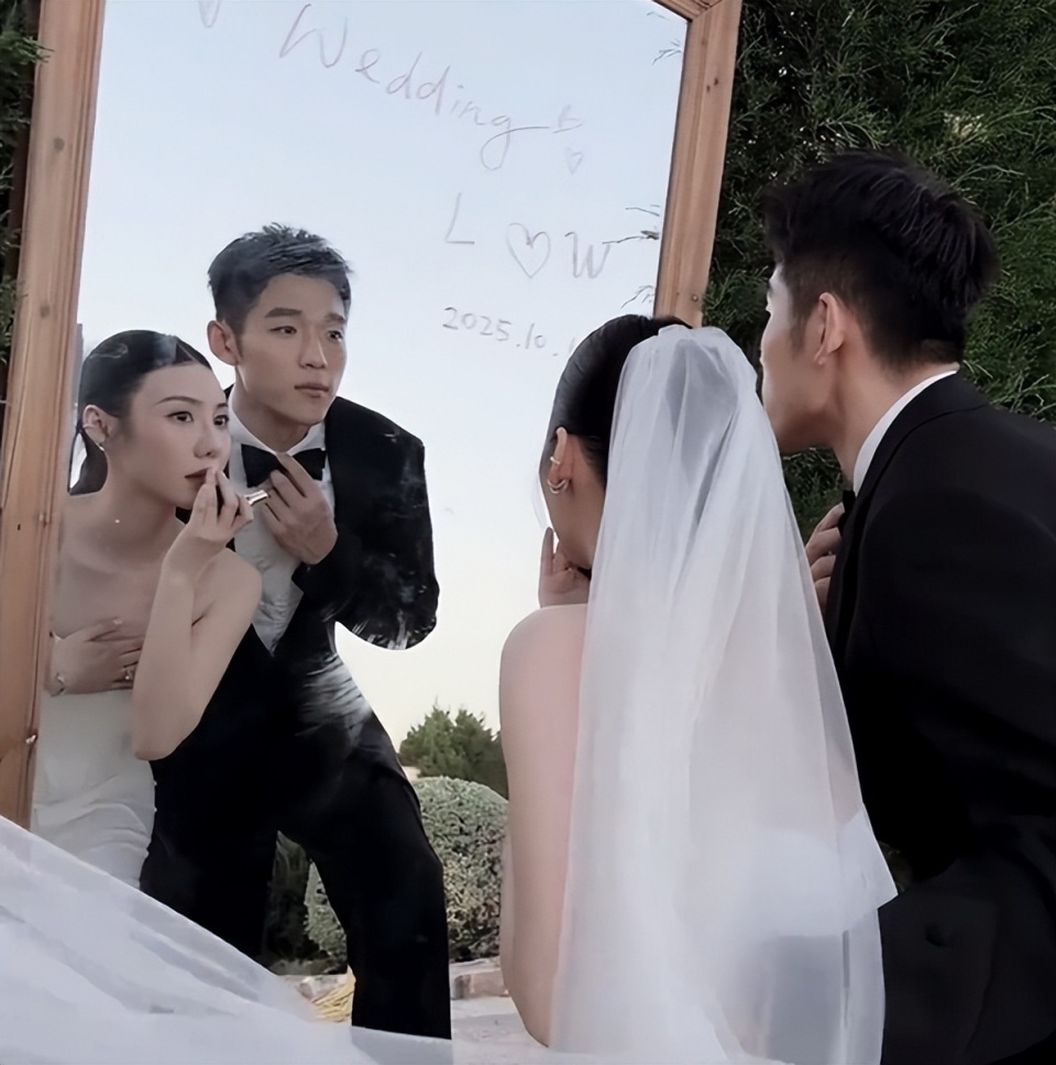 LSDcm, Od, 双手捂嘴笑 LSDcm, Od, 双手捂嘴笑